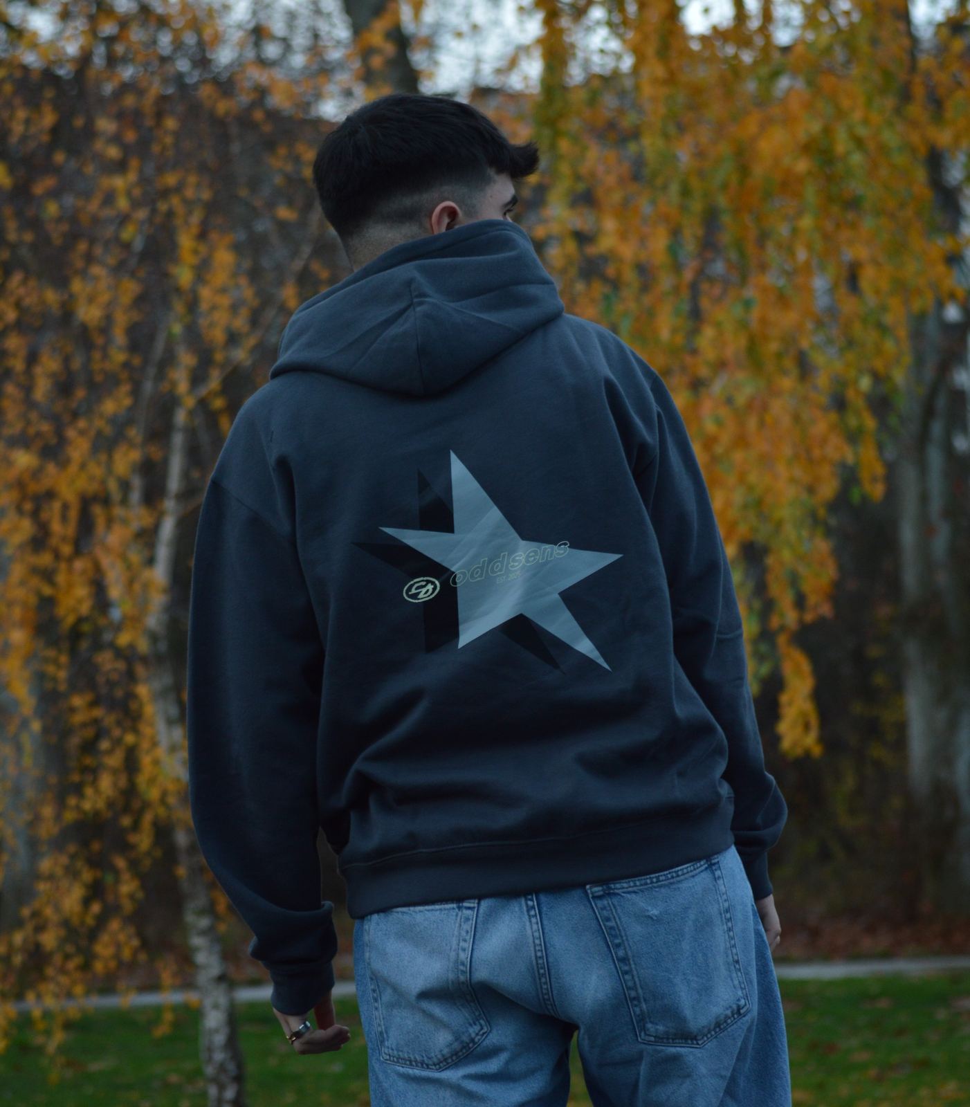Modelo de espaldas con el estampado de estrella de la sudadera Star