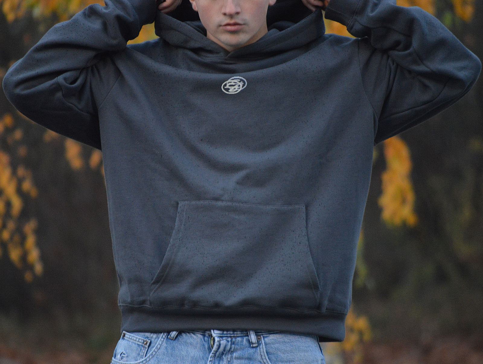 Modelo con la sudadera Star subiéndose la capucha