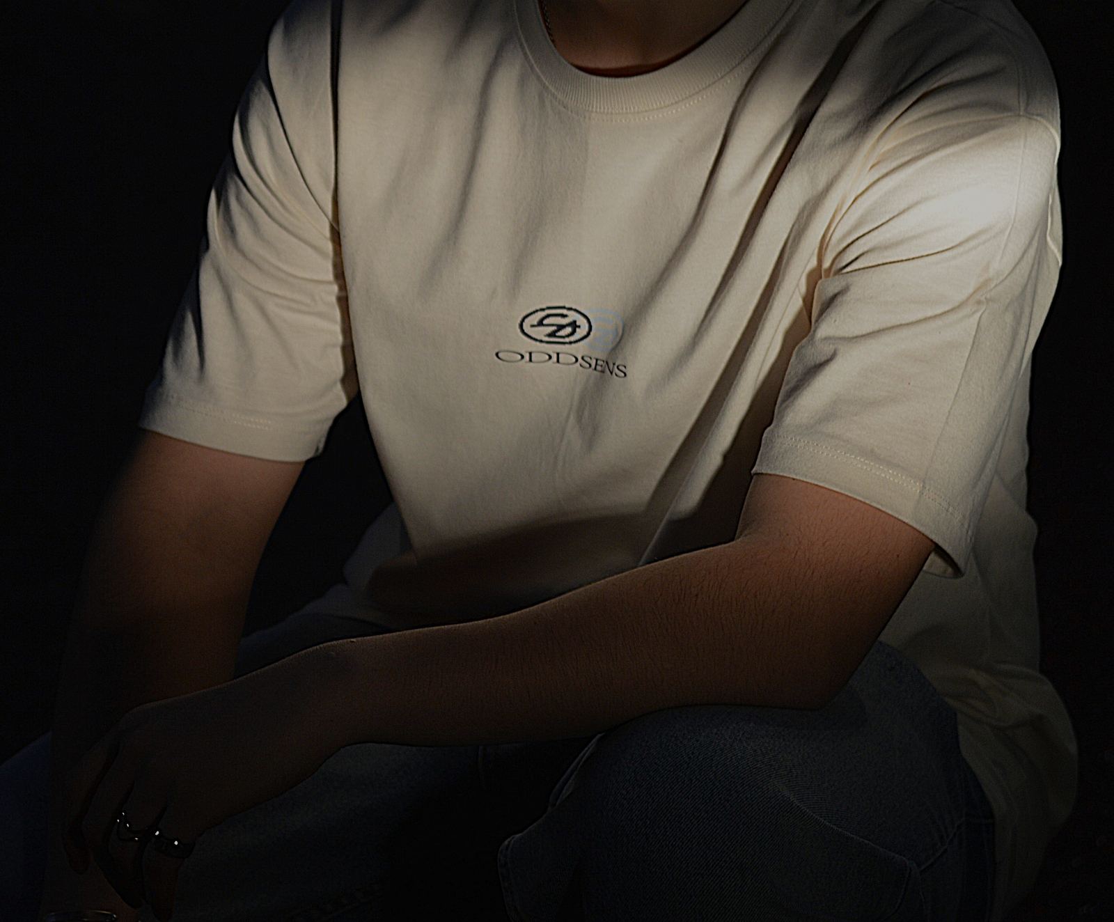 Detalle en penumbra de la camiseta Logo puesta