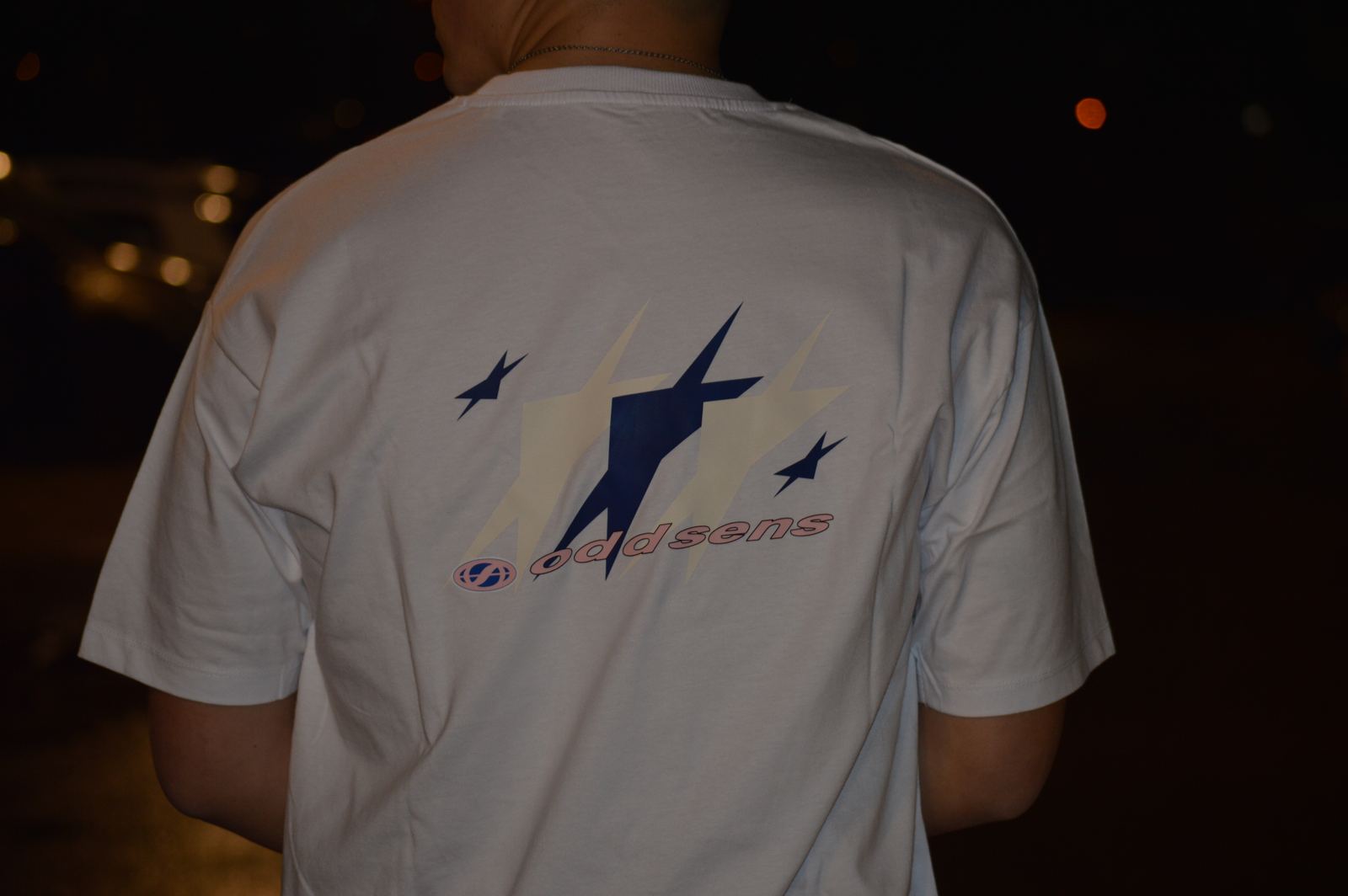 Modelo de espaldas con la camiseta Star blanca de noche