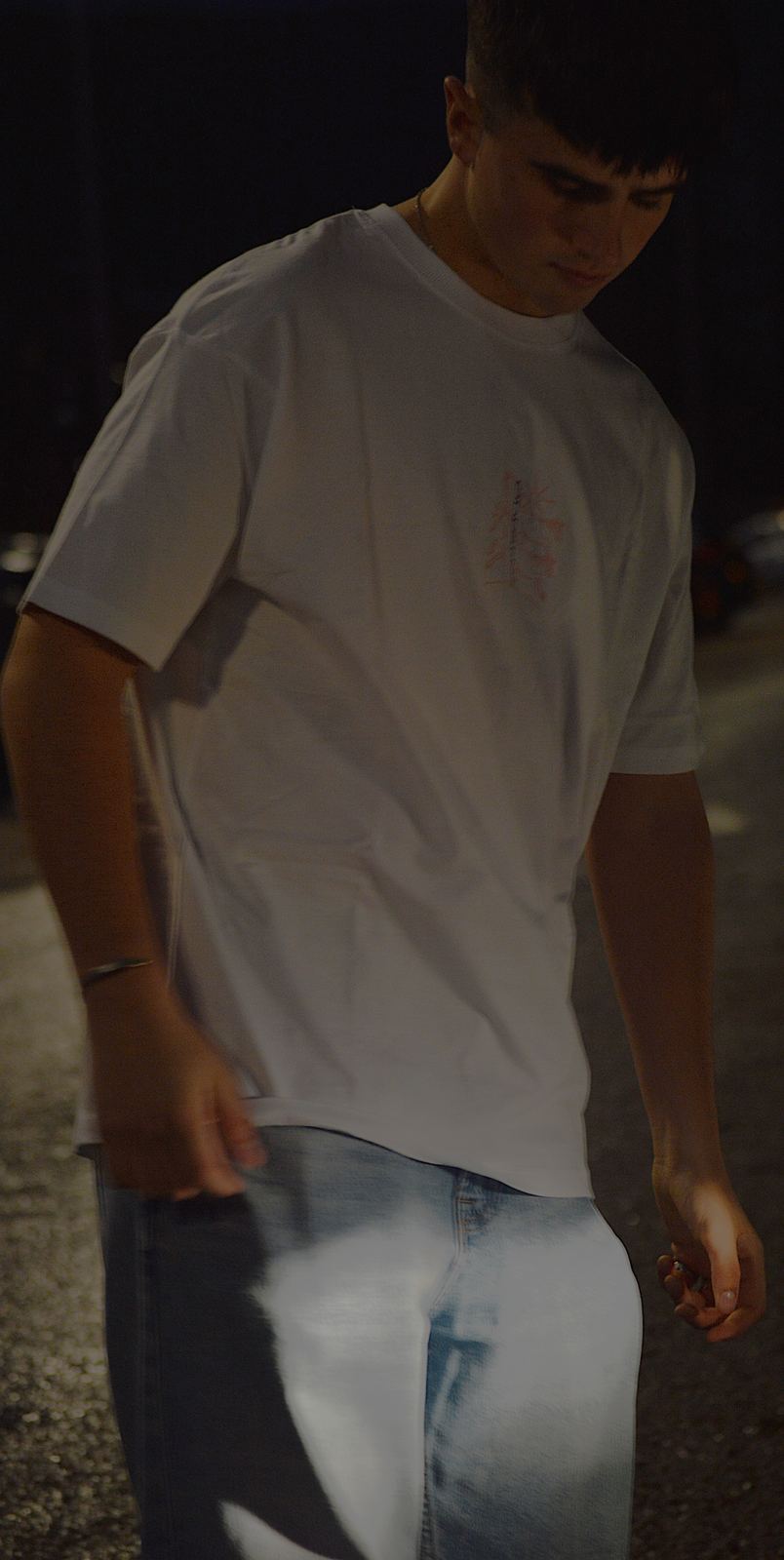 Modelo caminando de noche con la camiseta Star blanca